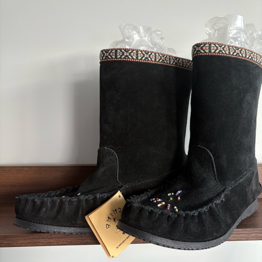 9 NEW Amimoc Moccasin Boots